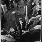 BEUYS bei der Pflanzung von ã7000 EichenÒ bei der documenta 7 in Kassel, 1982