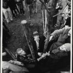 BEUYS bei der Pflanzung von ã7000 EichenÒ bei der documenta 7 in Kassel, 1982
