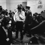 BEUYS whrend der Rumung der Akademie in Dsseldorf (1972)