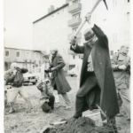 BEUYS bei der Pflanzung von ã7000 EichenÒ 1982 bei der documenta 7 in Kassel