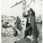 BEUYS bei der Pflanzung von ã7000 EichenÒ 1982 bei der documenta 7 in Kassel