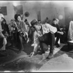 BEUYS erlutert Studenten seinen erweiterten Kunstbegriff (1961-75)