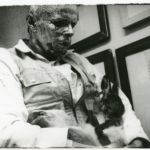 BEUYS in ãWie man dem toten Hasen die Bilder erklrtÒ 1965