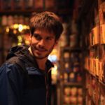 Rémy (Françoise Civil) beim Einkaufen im Laden um die Ecke