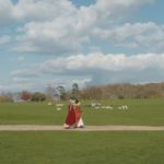 Mia Goth (left) as "Harriet Smith" and Anya Taylor-Joy (right) as "Emma Woodhouse" in director Autumn de Wilde's EMMA., a Focus Features release. Credit : Focus Features