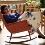 Bild 29: LINDENHOF - KLASSENRAUM Franzo?sischunterricht, Hanni tut so als ob sie nichts kann.
Frau Bertoux - Katharina Thalbach