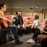 Bild 4: TONSTUDIO
Hanni und Nanni besuchen ihren Vater im Tonstudio.
Hanni Sullivan - Laila Meinecke
Nanni Sullivan - Rosa Meinecke
Charlie Sullivan - Sascha Vollmer
Wild - Alec Vo?lkel