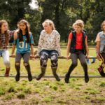 Bild 74: REITSTALL - SCHLU?TERPADDOCK erster Erfolg fu?r Nanni und ihre Freundinnen beim Za?hmen von Pegasus. Ole kommt dazu.
Nanni Sullivan - Rosa Meinecke
Sumi - Lynn Dortschack
Emma - Shenia Pitschmann
June - Ella Lee Stanley
Caro - Faye Montana