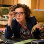 Bild 26: LINDENHOF - DIREKTORENENZIMMER Frau Theobald erkla?rt den Zwillingen, 3 Wochen mu?ssen sie auf jeden Fall bleiben und erza?hlt vom Reitkurs.
Frau Theobald - Maria Schrader