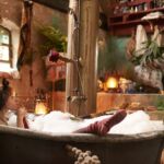 Die kleine Hexe (Karoline Herfurth) strickt in der Badewanne