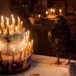 Abraxas (Stimme: Axel Prahl) hat einen Kuchen zum 127. Geburtstag der kleinen Hexe gebacken