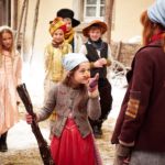 Im Dorf trifft Die kleine Hexe (Karoline Herfurth) auf eine andere "Hexe" (Amelie Klein)