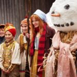 Die kleine Hexe (Karoline Herfurth) feiert Fasnacht mit den Kindern im Dorf