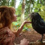 Die kleine Hexe (Karoline Herfurth) füttert Abraxas (Stimme: Axel Prahl) mit seinem Lieblingssnack: Rosinen