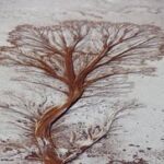 Le salar d’Uyuni est une formation géologique exceptionnelle, résultant de l’évaporation progressive d’un lac préhistorique appelé Lago Minchin. Il y a 11 000 ans, ce lac était profond d’une centaine de mètres. Aujourd’hui, les réserves de sel du salar sont estimées à 10 milliards de tonnes. Cette région de l’Altiplano est balayée par des vents constants qui en font l’une des régions les plus plates du monde.