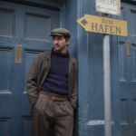 Michiel Huisman in der Rolle des Dawsey Adams.