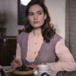Juliet Ashton (Lily James) in ihrer Londoner Wohnung.