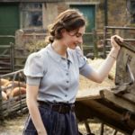 Juliet (Lily James) auf dem Hof von Dawsey Adams.