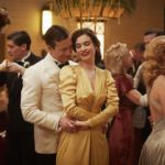 Juliet beim Tanzen mit Mark Reynolds (Glen Powell).