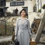 Juliet (Lily James) ist gespannt darauf die Mitglieder des Buchclubs und ihren Brieffreund Dawsey Adams kennenzulernen.