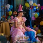 Maria (Rossy de Palma) fühlt sich sichtlich unwohl in ihrer Doppelrolle