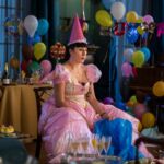 Maria (Rossy de Palma) fühlt sich sichtlich unwohl in ihrer Doppelrolle