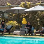 Maria (Rossy de Plama, links) amüsiert den nichtsahnenden David Reville (Michael Smiley, Mitte) und Anne Fredericks (Toni Collette, rechts) mit ihrer erfrischenden Art