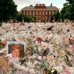 2A6BGMB Flowers and mourners outside Kensington Palace in the days following the funeral of Princess Diana, in London, England, September 1997.