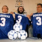 José Carreras, Luciano Pavarotti et Placido Domingo se produiront au pied de la Tour Eiffel, pour un concert exceptionnel, à l'occasion de la Coupe du Monde de football, le 6 janvier 1998, à Paris, France. (Photo by Alain BENAINOUS/Gamma-Rapho via Getty Images)
