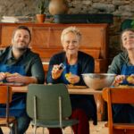 Loïc (Pio Marmaï), Josiane (Muriel Robin) und Èlise (Marion Barbeau)