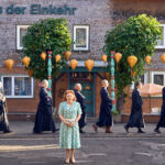 Elsbeth (Hansi Jochmann) und die Mönche vor dem "Haus der Einkehr"