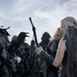 Vildheks. Peder Holm Johansen som Valla. Kirsten Olesen som Thuja ... Ravnemødrene