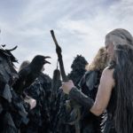 Vildheks. Peder Holm Johansen som Valla. Kirsten Olesen som Thuja ... Ravnemødrene