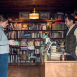 Luise (Luna Wedler) und ihr Chef Herr Rödder (Thorsten Merten) in der Buchhandlung